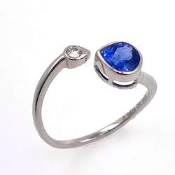 Anillo de oro blanco 18KT de tanzanita y diamante.