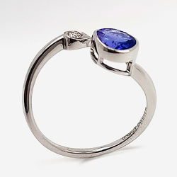 18KT white gold ring with tanzanite and diamond.