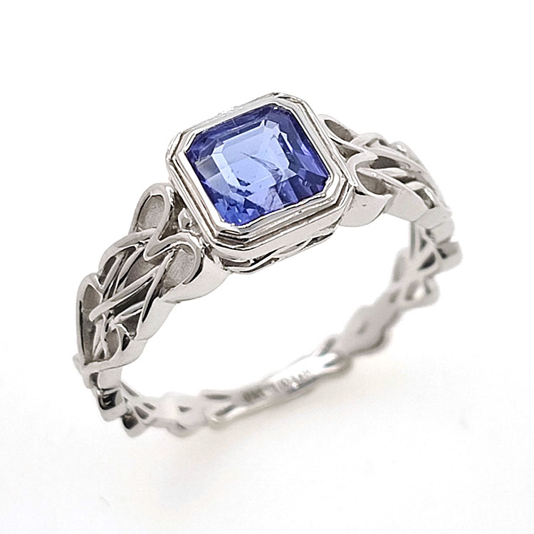 Anillo de Tanzanita en oro blanco de 9kt estilo nudo celta