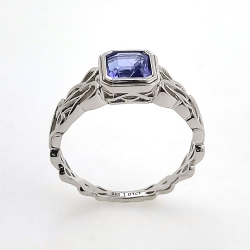 Anillo de Tanzanita en oro blanco de 9kt estilo nudo celta