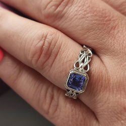 Anillo de Tanzanita en oro blanco de 9kt estilo nudo celta