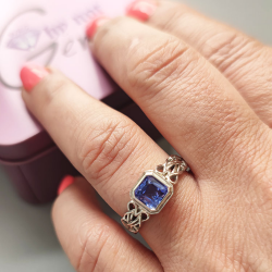 Anillo de Tanzanita en oro blanco de 9kt estilo nudo celta