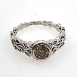 Anello con diamante in oro bianco 18kt Nodo celtico