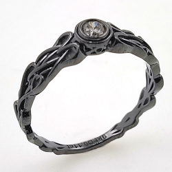 Anillo de Diamante en oro amarillo  de 9 kt con baño de rodio negro en nudo celta