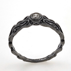 Anillo de Diamante en oro amarillo  de 9 kt con baño de rodio negro en nudo celta