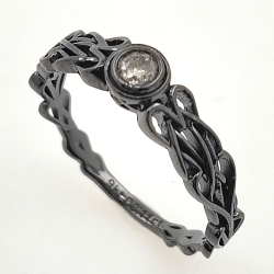 Anello con diamante in oro giallo 9kt e rodiatura nera con nodo celtico