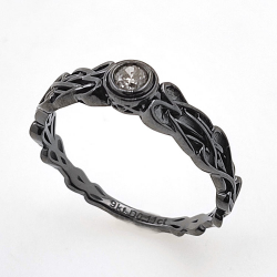 Anillo de Diamante en oro amarillo  de 9 kt con baño de rodio negro en nudo celta