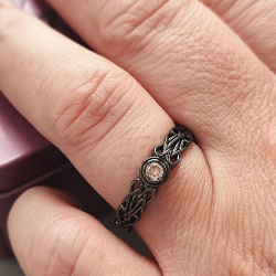 Anello con diamante in oro giallo 9kt e rodiatura nera con nodo celtico