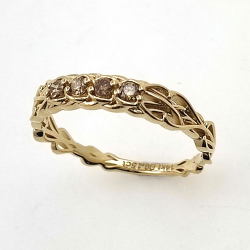 Anello con diamante e nodo celtico in oro giallo 14 carati