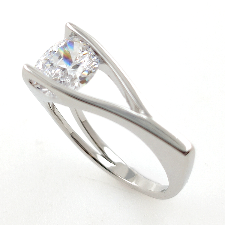 Anillo de gemas en Plata de Ley 925 bañada en oro amarillo, oro rosa o rodio blanco.
