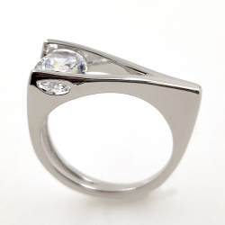 Anillo de gemas en Plata de Ley 925 bañada en oro amarillo, oro rosa o rodio blanco.
