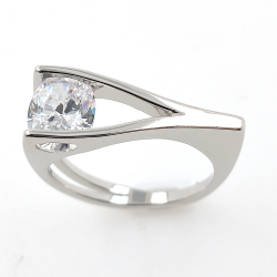 Anello con pietre preziose in argento 925 placcato in oro giallo, oro rosa o rodio bianco.