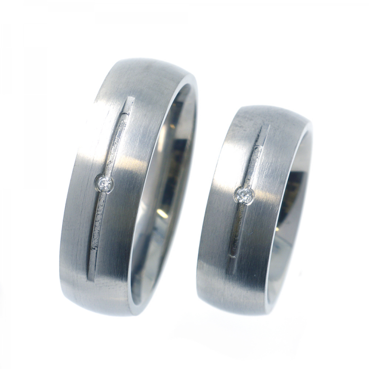 Diamant- und Titanring