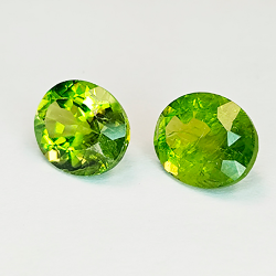 Oval-cut peridot, 10 x 8 mm, 1 piece