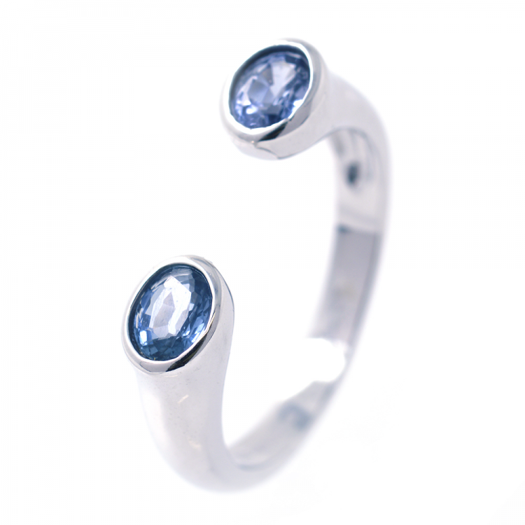 Sapphire or aquamarine ring in 925 sterling silver plated with white or black rhodium.