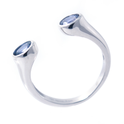 Saphir- oder Aquamarinring aus 925er Feinsilber mit weißer oder schwarzer Rhodiumbeschichtung.